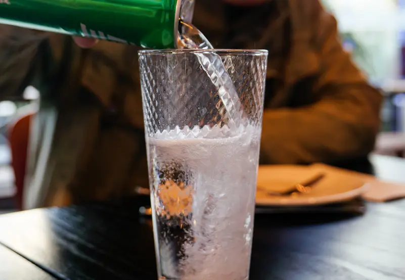 هل تساعد المياه الفوارة على التركيز؟ دراسة تكشف بديلاً صحياً لمشروبات الطاقة