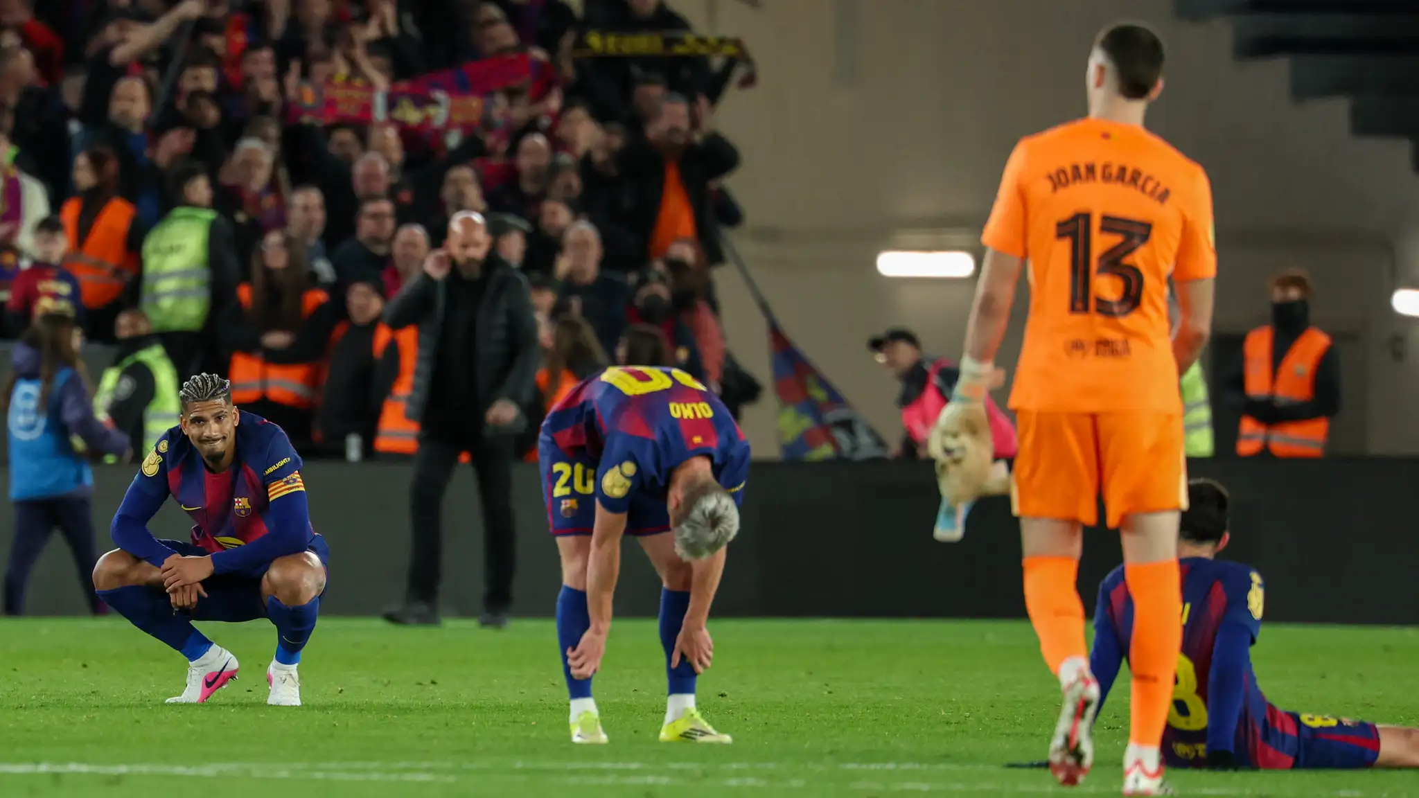 أتلتيكو مدريد يقصي برشلونة من كأس إسبانيا رغم الخسارة ويبلغ النهائي