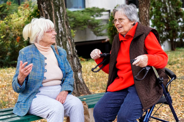 تفسير حلم الحديث مع صديق قديم في المنام ودلالاته