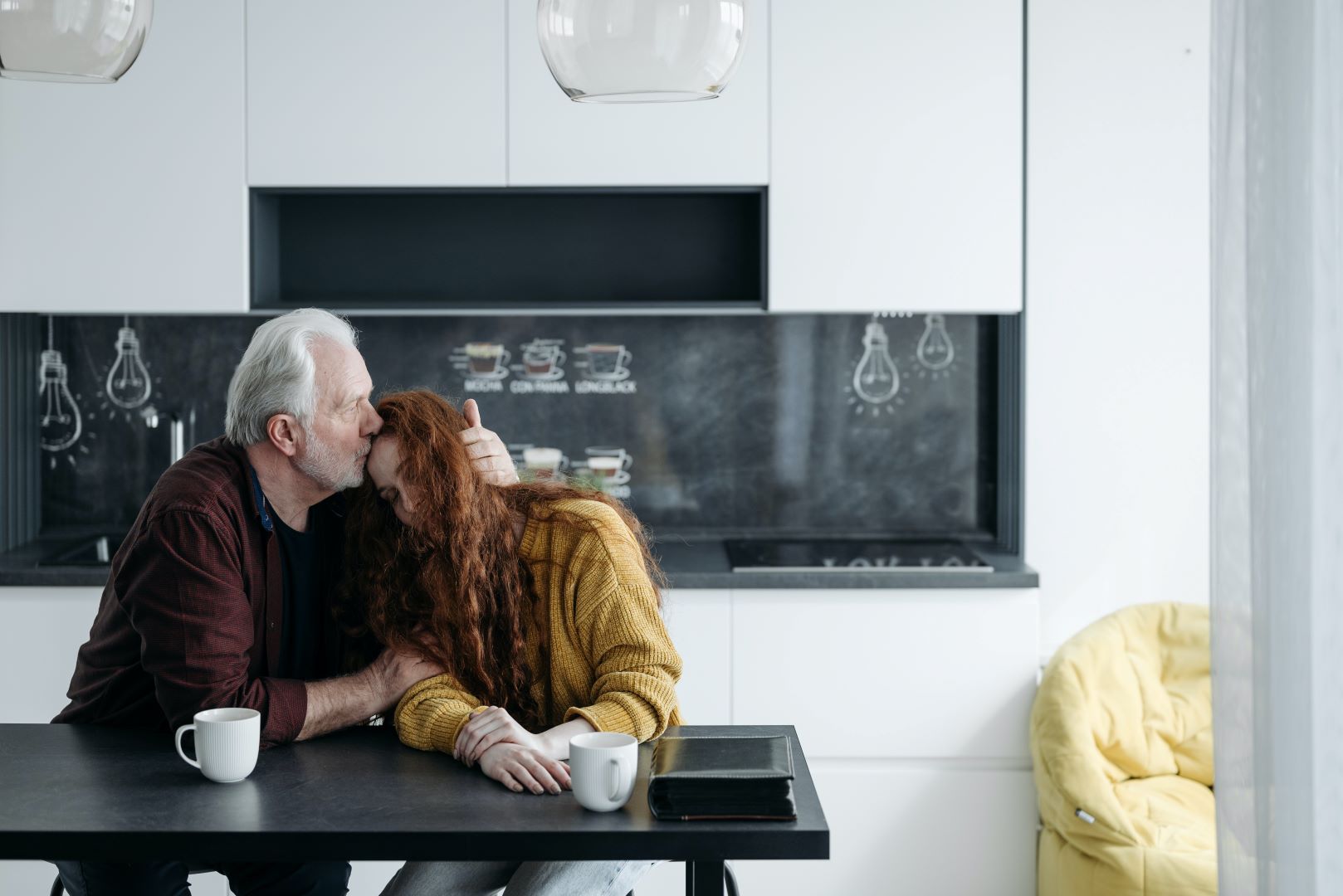 تفسير حلم عناق الأب في المنام لابن سيرين ودلالاته بالتفصيل