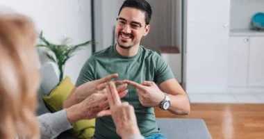 تفسير حلم الحديث مع صديق قديم في المنام ودلالاته