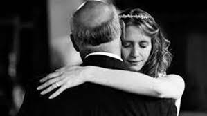 تفسير حلم عناق الأب في المنام لابن سيرين ودلالاته بالتفصيل