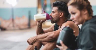 مكملات ما قبل التمرين.. طاقة سريعة لكن على حساب النوم