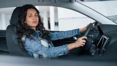 تفسير حلم قيادة السيارة للعزباء ودلالاته النفسية والرمزية