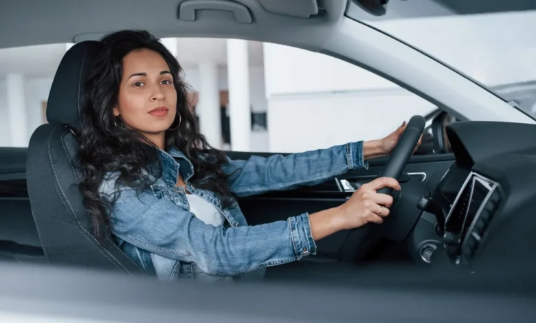 تفسير حلم قيادة السيارة للعزباء ودلالاته النفسية والرمزية