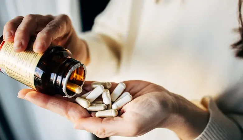 الفيتامينات المتعددة هل تساعد فعلًا في إبطاء الشيخوخة؟
