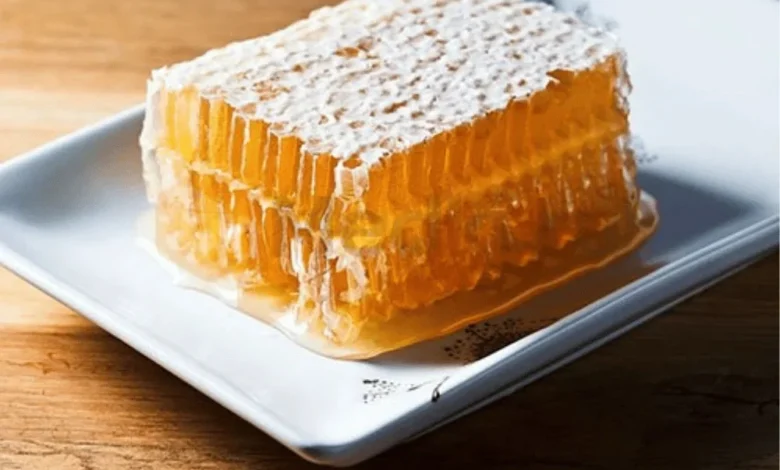 تفسير رؤية أكل العسل في المنام هل يدل على الخير أم له دلالات أخرى؟