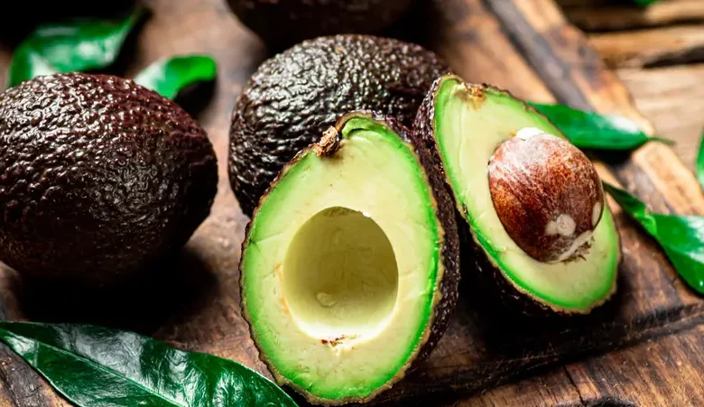 فوائد الأفوكادو للقلب وتحسين الكوليسترول وصحة الأوعية الدموية