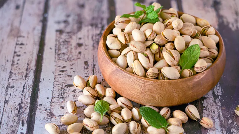 اللوز أم الفستق أيهما أفضل مقارنة صحية شاملة