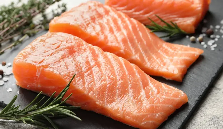 السلمون أم الماكريل أيهما أفضل للصحة والقلب؟ مقارنة غذائية شاملة
