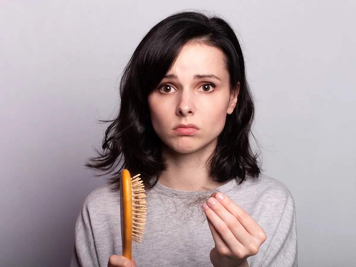 تفسير حلم تساقط الشعر عند لمسه دلالات للمطلقة والمتزوجة والعزباء