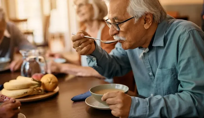 الدعابة عند كبار السن: هل يختفي حس الفكاهة مع التقدم في العمر؟