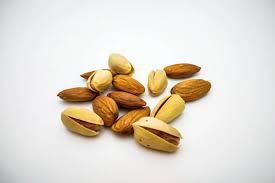 اللوز أم الفستق أيهما أفضل مقارنة صحية شاملة