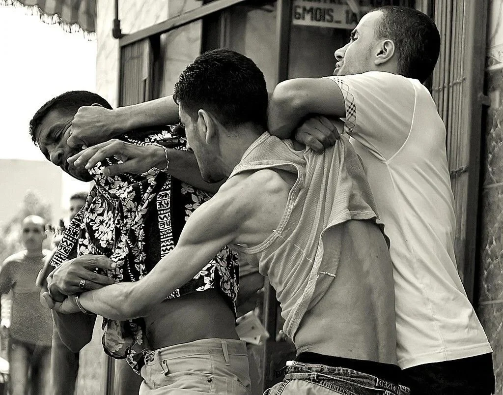 رؤية الضرب في المنام وتفسير دلالاته المختلفة حسب الحالة الاجتماعية والتفاصيل