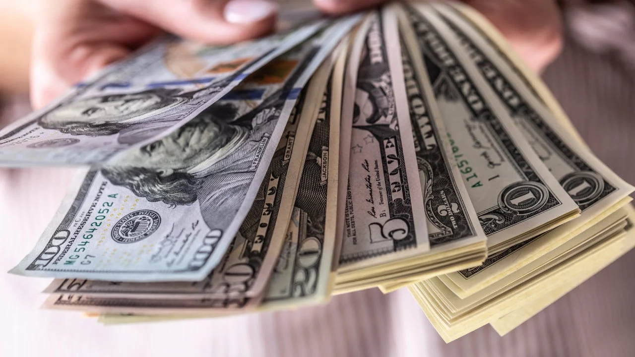 تفسير رؤية المال الورق في المنام للمتزوجة بالتفصيل