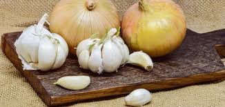 تفسير حلم الثوم في المنام للمتزوجة والرجل ودلالاته المختلفة