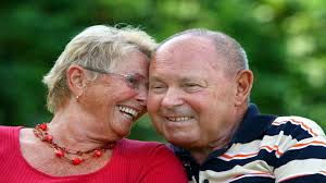 الدعابة عند كبار السن هل يختفي حس الفكاهة مع التقدم في العمر؟ 