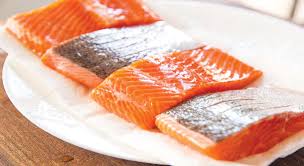 السلمون أم الماكريل أيهما أفضل للصحة والقلب؟ مقارنة غذائية شاملة