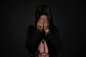 تفسير حلم البكاء في المنام والبكاء على شخص ميت تحبه