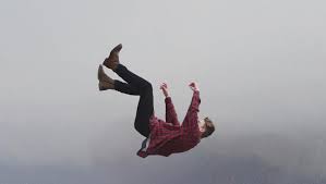  تفسير حلم السقوط من مكان مرتفع في المنام لابن سيرين ودلالاته المختلفة