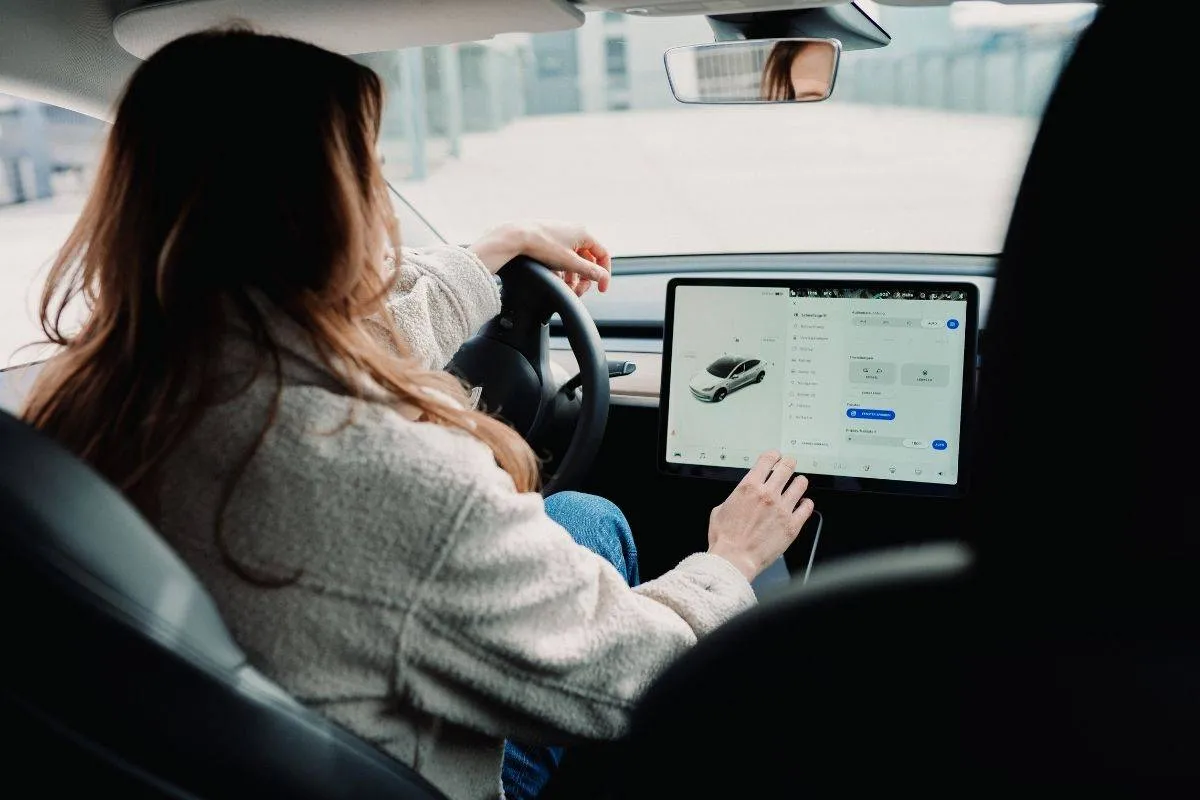 تفسير حلم قيادة السيارة للعزباء ودلالاته النفسية والرمزية